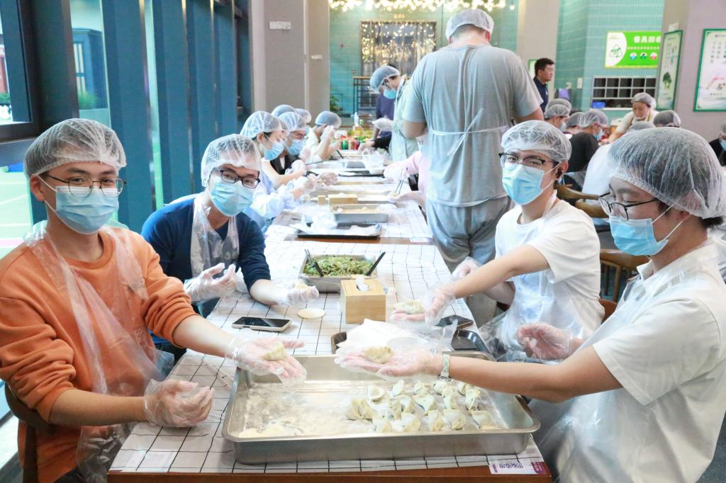 深圳理工学子欢聚包饺子，共庆冬至传统佳节