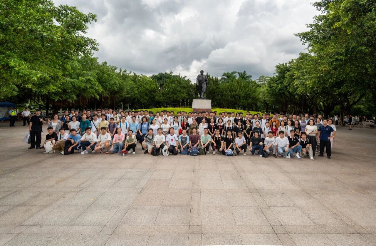 踏访鹏城史迹，在行走中上好新生思政第一课