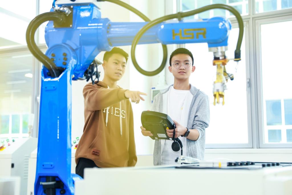 周五不上课｜逛腾讯、泡实验室，大一学生这样触摸计算机前沿！